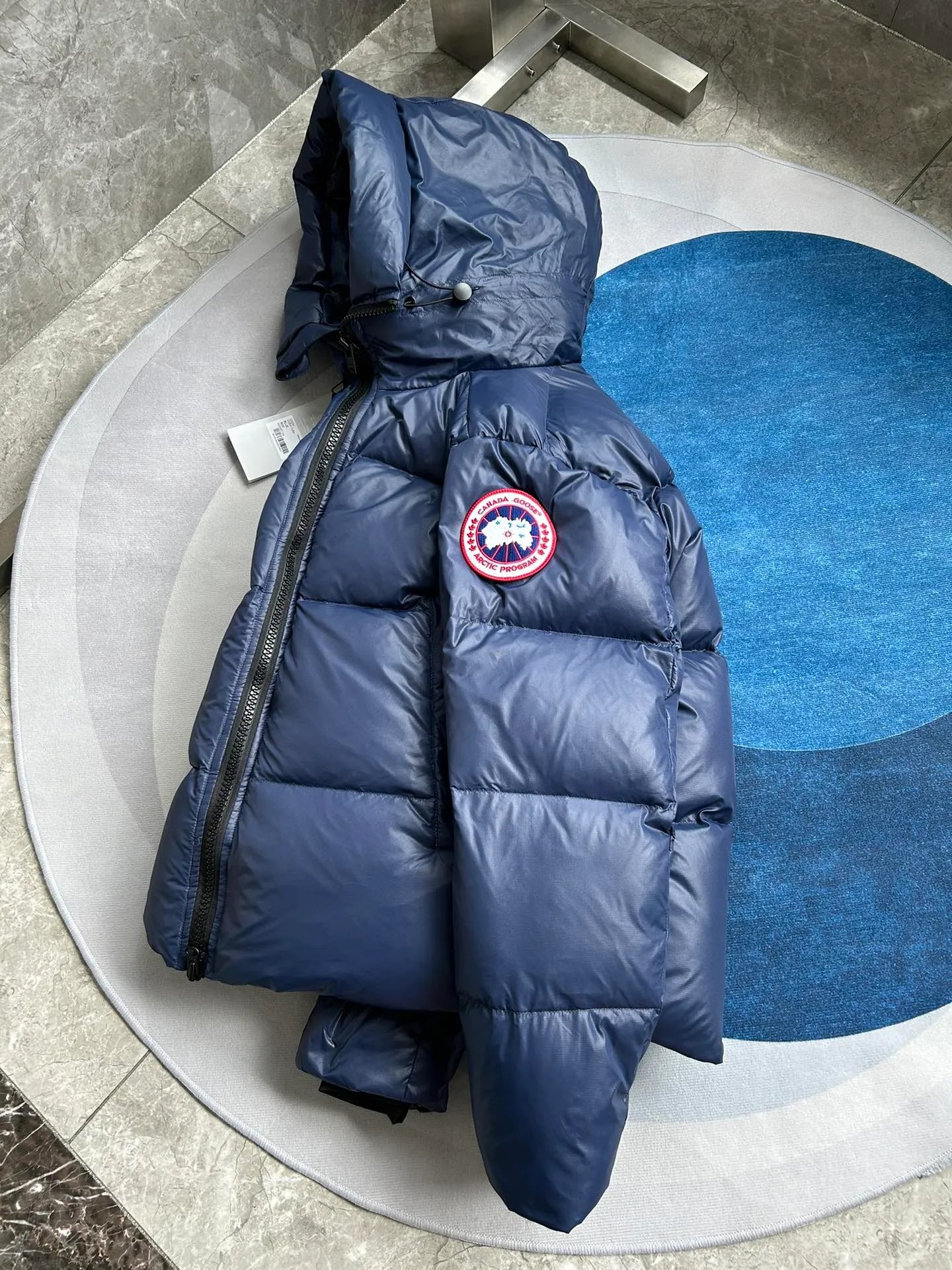 P820 ​​Dark Blue Style No.: Y111 𝘾𝘼𝙉𝘼𝘿𝘼 𝙂𝙊𝙊𝙎𝙀/Canada Goose 2023 Limited New Crofton Puff Down Jacket Pure Guangzhou Inspection 80 White Duck Down Filling‼  Top version, ceiling level‼ Crofton soft bread, the latest style in 2023, has a cold protection effect of up to level 4. It is made of recycled Feather-Light tear-resistant fabric. It is ultra-light and has no weight on the upper body at all! The unique black label highlights your temperament‼  Canada Goose, a Canadian brand, has always been recognized as the warmest down jacket. Various Instagram celebrities, Internet celebrities, and celebrities often wear it for street photos. I do Canada Goose every year, but I still can’t get rid of my love for the geese. No matter how cold the winter is, there is no need to be afraid, because there are geese! Filled with 80% white duck down, Canada Goose is the legendary warmest down jacket and is known as a must-have for Arctic outdoor sports! The most popular down jacket in the world, celebrities are rushing to buy it, it is a must-have! Same style for men and women Size: S~XXL